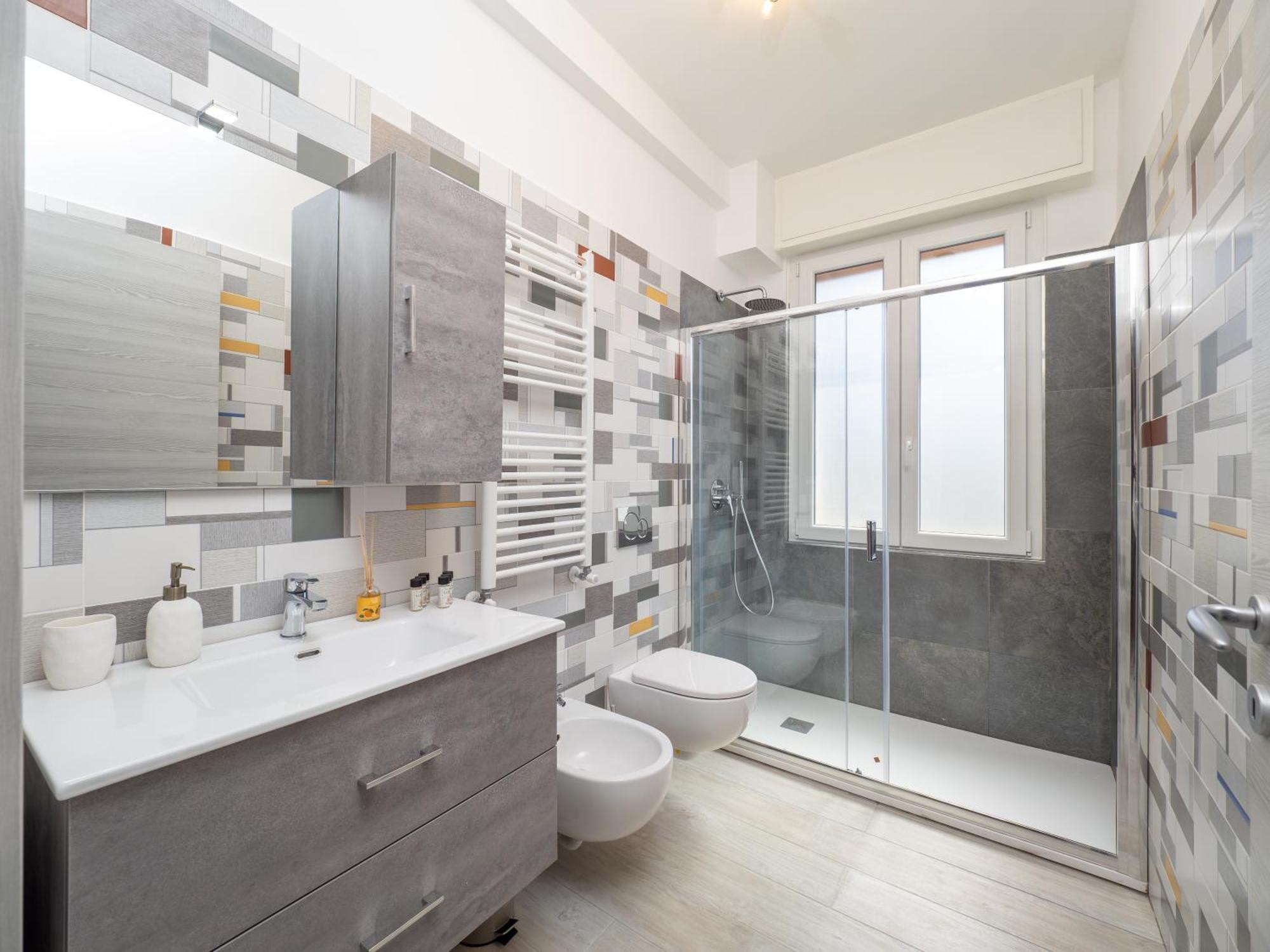 Modern 2br With Private Balcony, Steps To Metro Appartamento