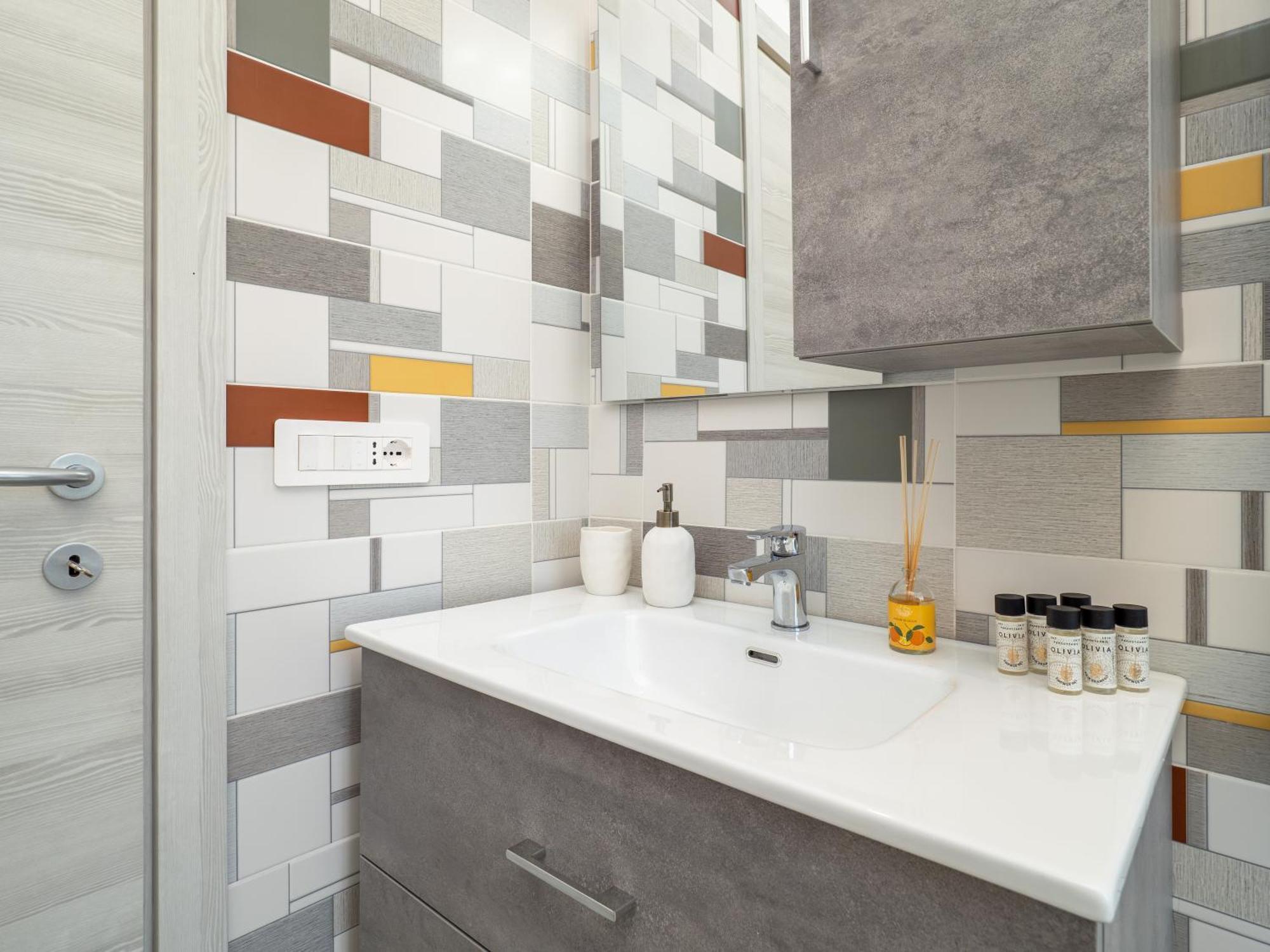 Modern 2br With Private Balcony, Steps To Metro Appartamento *